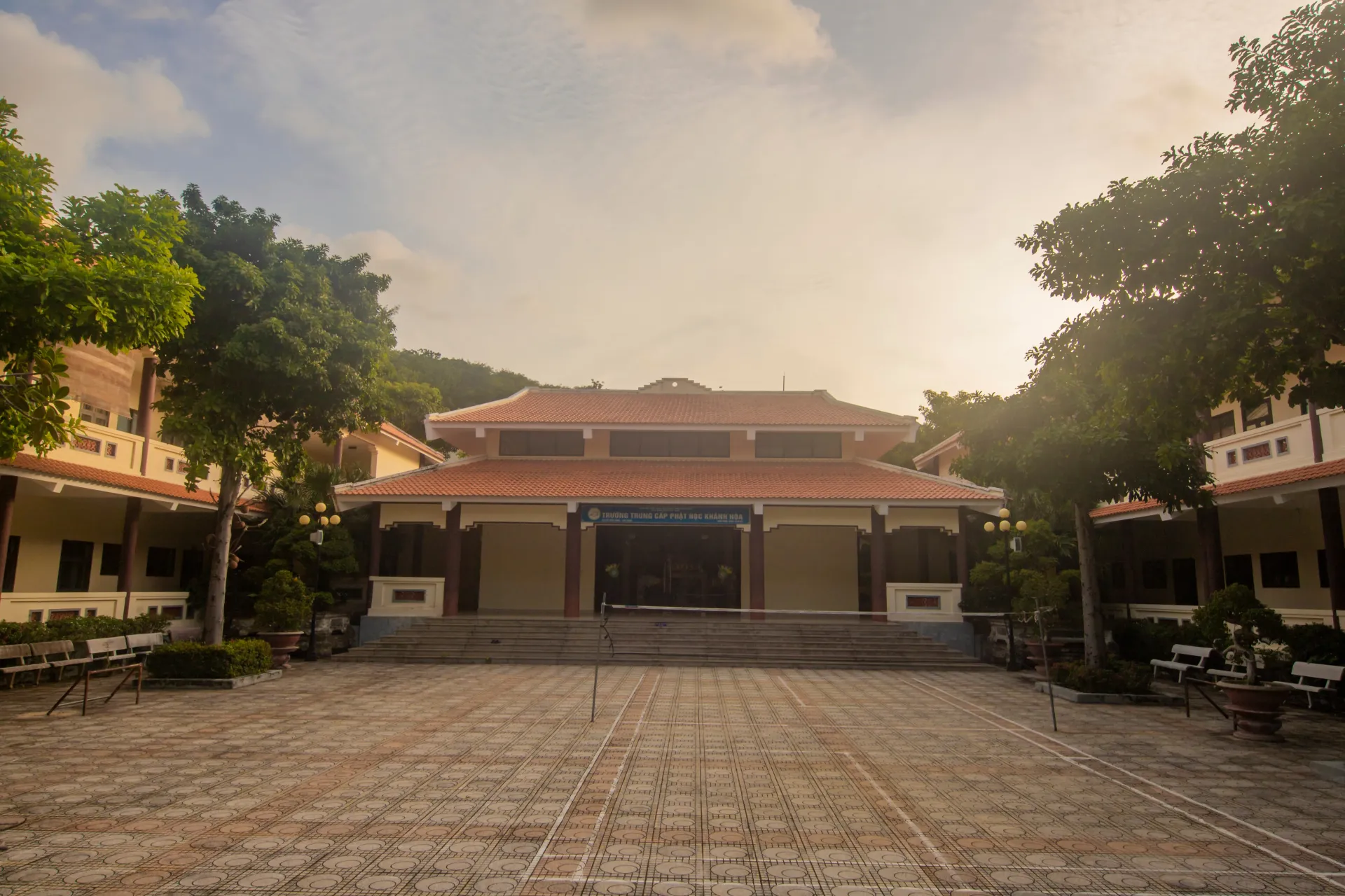 Sân Trường Trung Cấp Phật Học